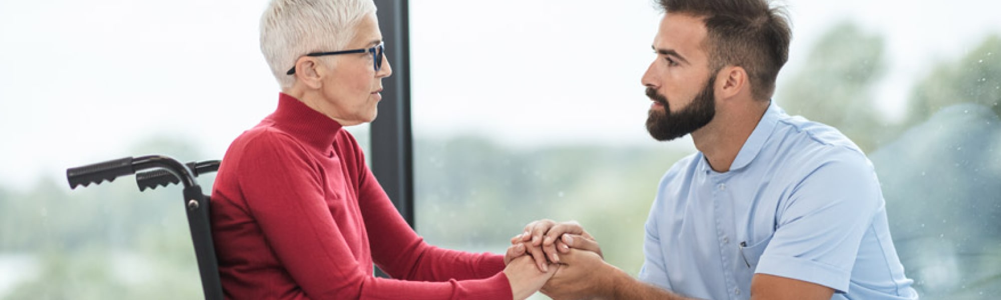 ナースと女性が手とりあっている写真